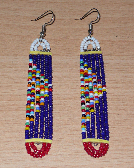 Longues boucles d'oreilles africaines aux accents bohème composées de perles de rocaille bleu-blanc-rouge et multicolores enfilées sur six rangées de fils de fer montés en forme de rectangles. 

Ces boucles d'oreilles mesurent 9,5 cm de long et 1,5 cm de large ; elles se portent avec des crochets en acier inoxydable sur des oreilles percées.