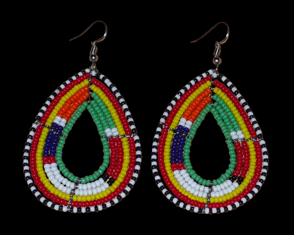 Boucles d'oreilles africaines à motifs ethniques Massai composées de perles de rocaille vertes et multicolores enfilées sur des fils de fer montés en forme de gouttes. Elles mesurent 8 cm de long et 4 cm de large et se portent avec des crochets en acier inoxydable sur des oreilles percées. Timeless Fineries