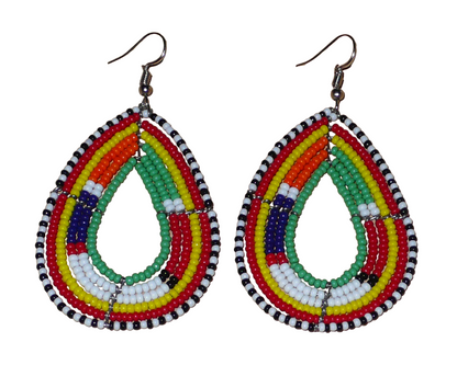 Boucles d'oreilles africaines à motifs ethniques Massai composées de perles de rocaille vertes et multicolores enfilées sur des fils de fer montés en forme de gouttes. Elles mesurent 8 cm de long et 4 cm de large et se portent avec des crochets en acier inoxydable sur des oreilles percées. Timeless Fineries