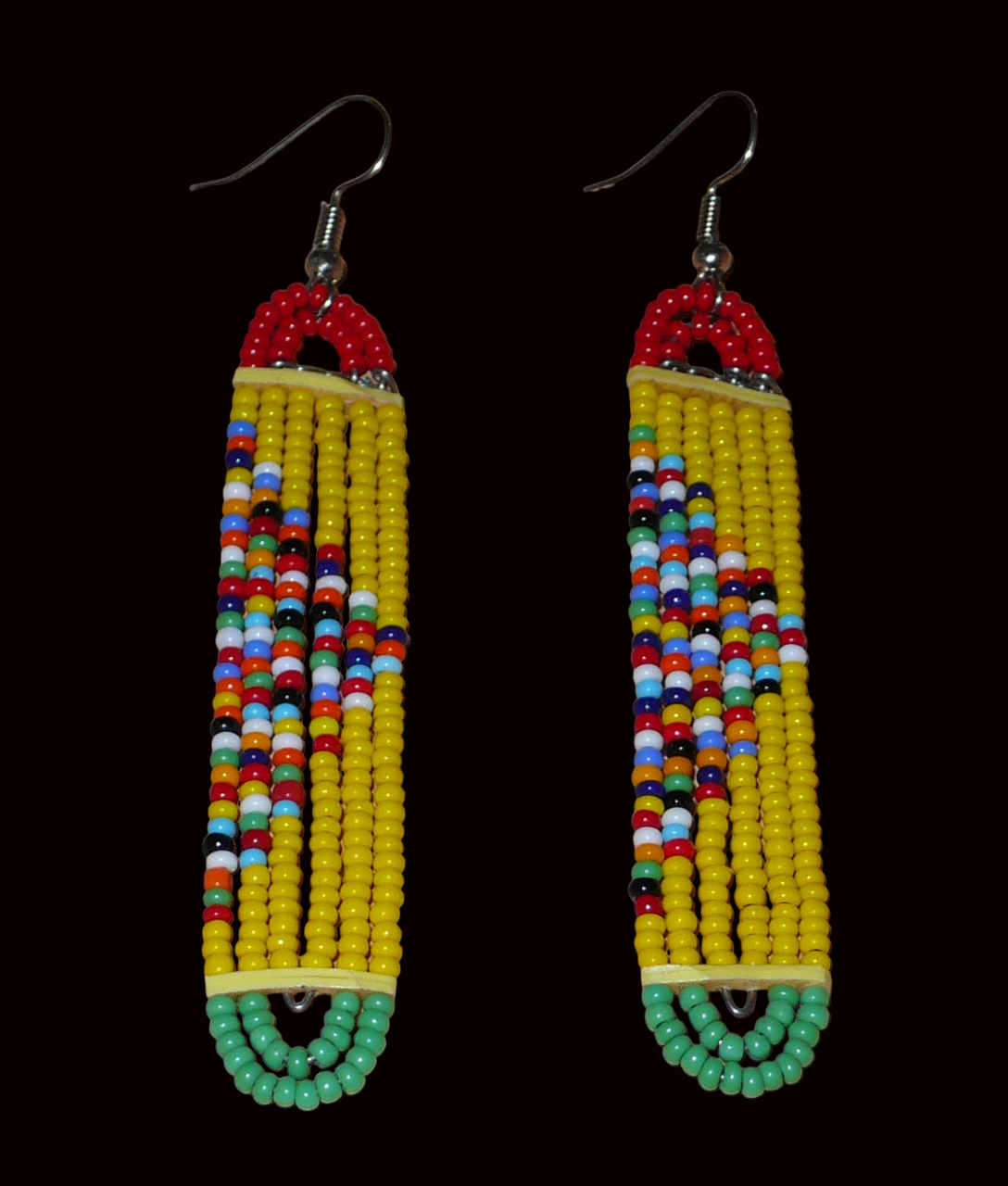 Longues boucles d'oreilles africaines multi-rangs composées de perles de rocaille jaunes, rouges, vertes et multicolores montées sur six rangées de fils de fer en forme de rectangles aux extrémités arrondies. 

Ces boucles d'oreilles à la mode kenyane et aux accents exotiques mesurent 9 cm de long et 1.5 cm de large ; elles se portent avec des crochets en acier inoxydable sur des oreilles percées.