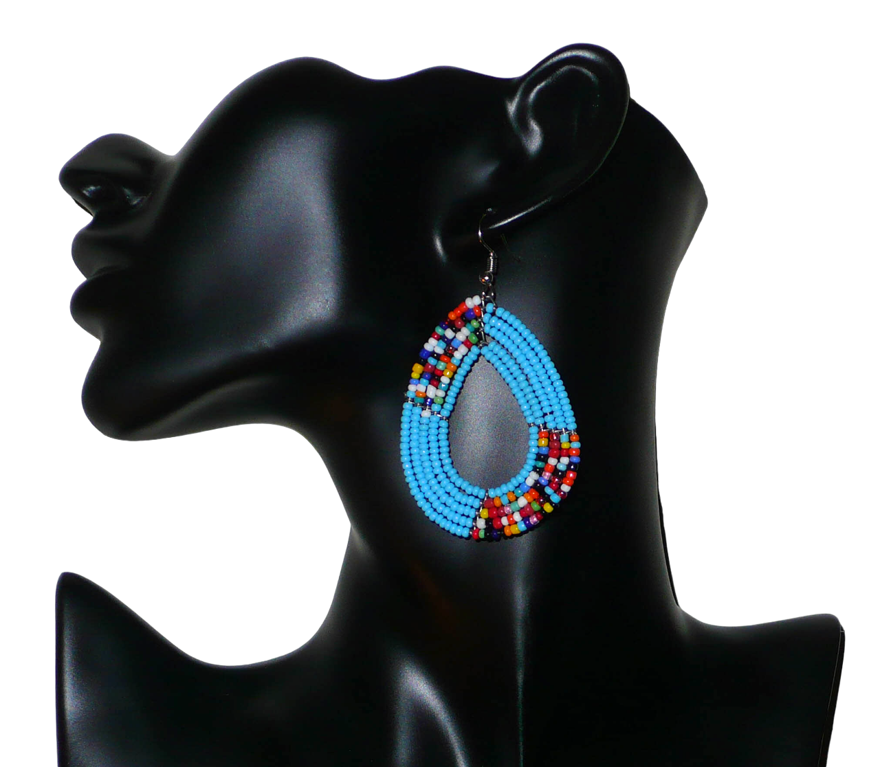 Boucles d'oreilles bleu ciel et multicolore composées de perles de rocaille enfilées sur cinq rangées de fils de fer montés en forme de gouttes. Elles mesurent 7 cm de long et 4 cm de large et se portent sur des oreilles percées.