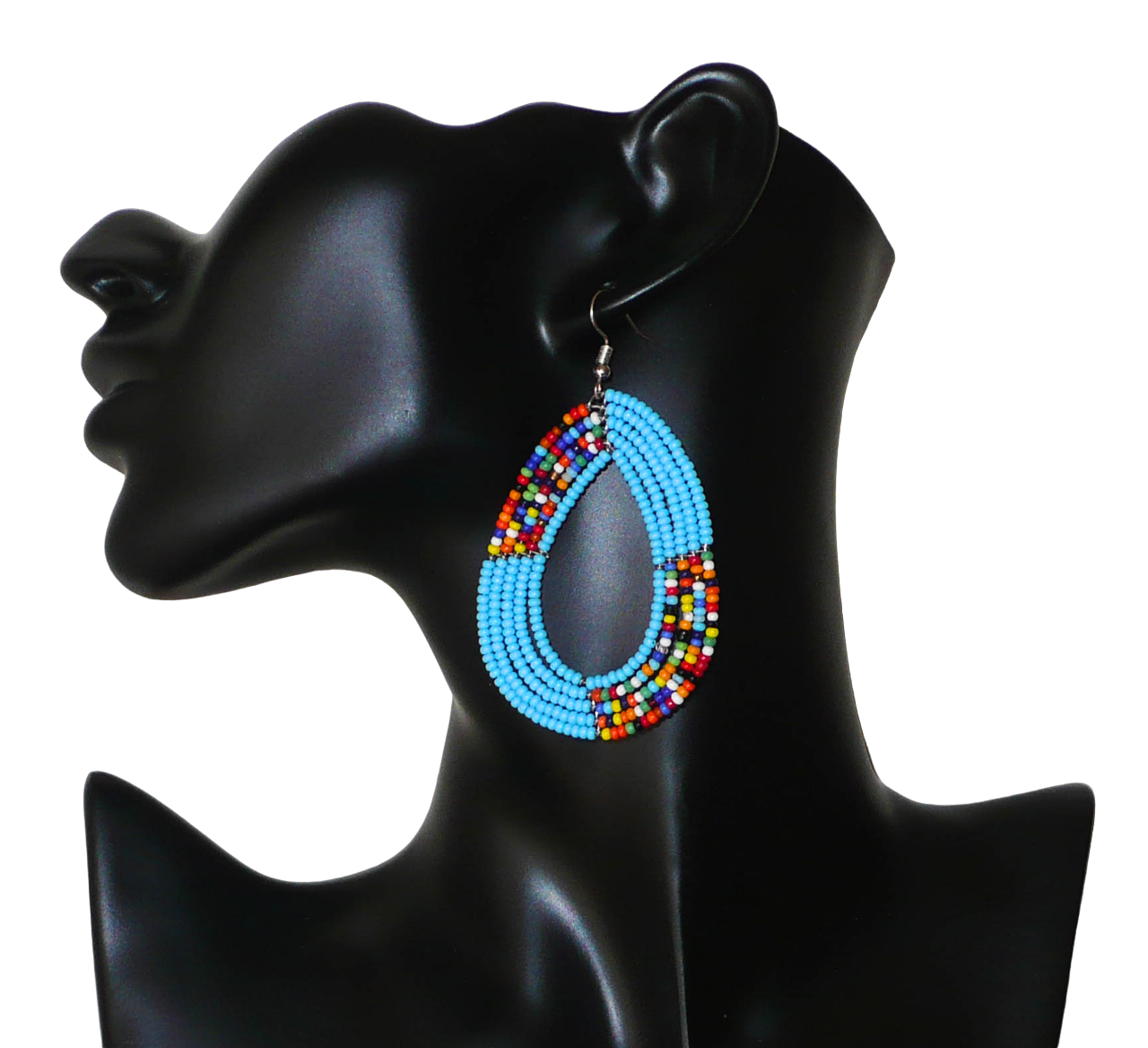 Boucles d'oreilles bleues. Longues boucles d'oreilles Massai de style bohème composées de perles de rocaille bleu ciel et multicolores glissées sur cinq brins de fils de fer montés en forme de gouttes. Elles mesurent 8 cm de long et 4,5 cm de large et se portent avec des crochets en acier inoxydable sur des oreilles percées. Elles sont sur cette photo présentées sur un mannequin.