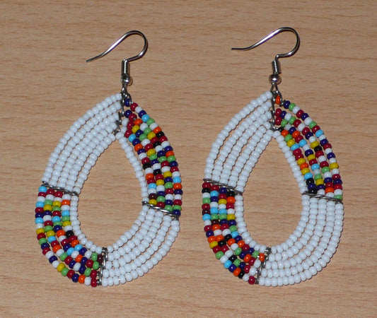 Boucles d'oreilles kenyanes aux accents hippie chic composées de perles de verre blanches et multicolores glissées sur cinq rangées de fils de fer montés en forme de gouttes.

De taille moyenne, ces boucles d'oreilles mesurent 7 cm de long et 3,5 cm de large et se portent avec des crochets en acier inoxydable sur des oreilles percées.