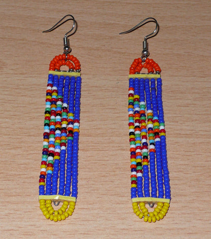 Longues boucles d'oreilles africaines à la mode kenyane composées de petites perles de rocaille bleues, orange, jaunes et multicolores glissées sur six rangées de fils de fer de forme rectangulaire aux extrémités arrondies. 

Ces boucles d'oreilles colorées mesurent 9,5 cm de long et 1,5 cm de large ; elles se portent avec des crochets en acier inoxydable sur des oreilles percées.