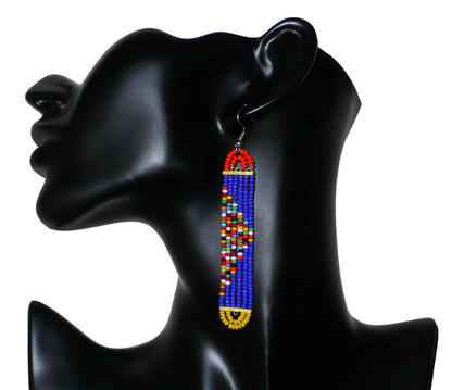 Longues boucles d'oreilles africaines à la mode kenyane composées de petites perles de rocaille bleues, orange, jaunes et multicolores glissées sur six rangées de fils de fer de forme rectangulaire aux extrémités arrondies. 

Ces boucles d'oreilles colorées mesurent 9,5 cm de long et 1,5 cm de large ; elles se portent avec des crochets en acier inoxydable sur des oreilles percées.