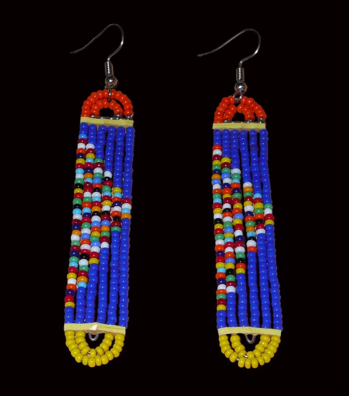 Longues boucles d'oreilles africaines à la mode kenyane composées de petites perles de rocaille bleues, orange, jaunes et multicolores glissées sur six rangées de fils de fer de forme rectangulaire aux extrémités arrondies. 

Ces boucles d'oreilles colorées mesurent 9,5 cm de long et 1,5 cm de large ; elles se portent avec des crochets en acier inoxydable sur des oreilles percées.