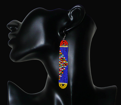 Longues boucles d'oreilles africaines à la mode kenyane composées de petites perles de rocaille bleues, orange, jaunes et multicolores glissées sur six rangées de fils de fer de forme rectangulaire aux extrémités arrondies. 

Ces boucles d'oreilles colorées mesurent 9,5 cm de long et 1,5 cm de large ; elles se portent avec des crochets en acier inoxydable sur des oreilles percées.