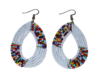 Boucles d'oreilles kenyanes perlées composées de perles de verre blanches et multicolores enfilées sur plusieurs rangées de fils de fer montées en forme de gouttes ovales.  De taille moyenne, ces boucles d'oreilles aux accents exotiques mesurent 7,5 cm de long et 4 cm de large, et se portent avec crochets en acier inoxydable sur des oreilles percées.