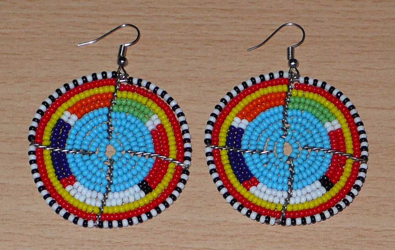 Boucles d'oreilles ethniques rondes à motifs traditionnels Massai en perles de rocaille bleues et multicolores. Timeless Fineries