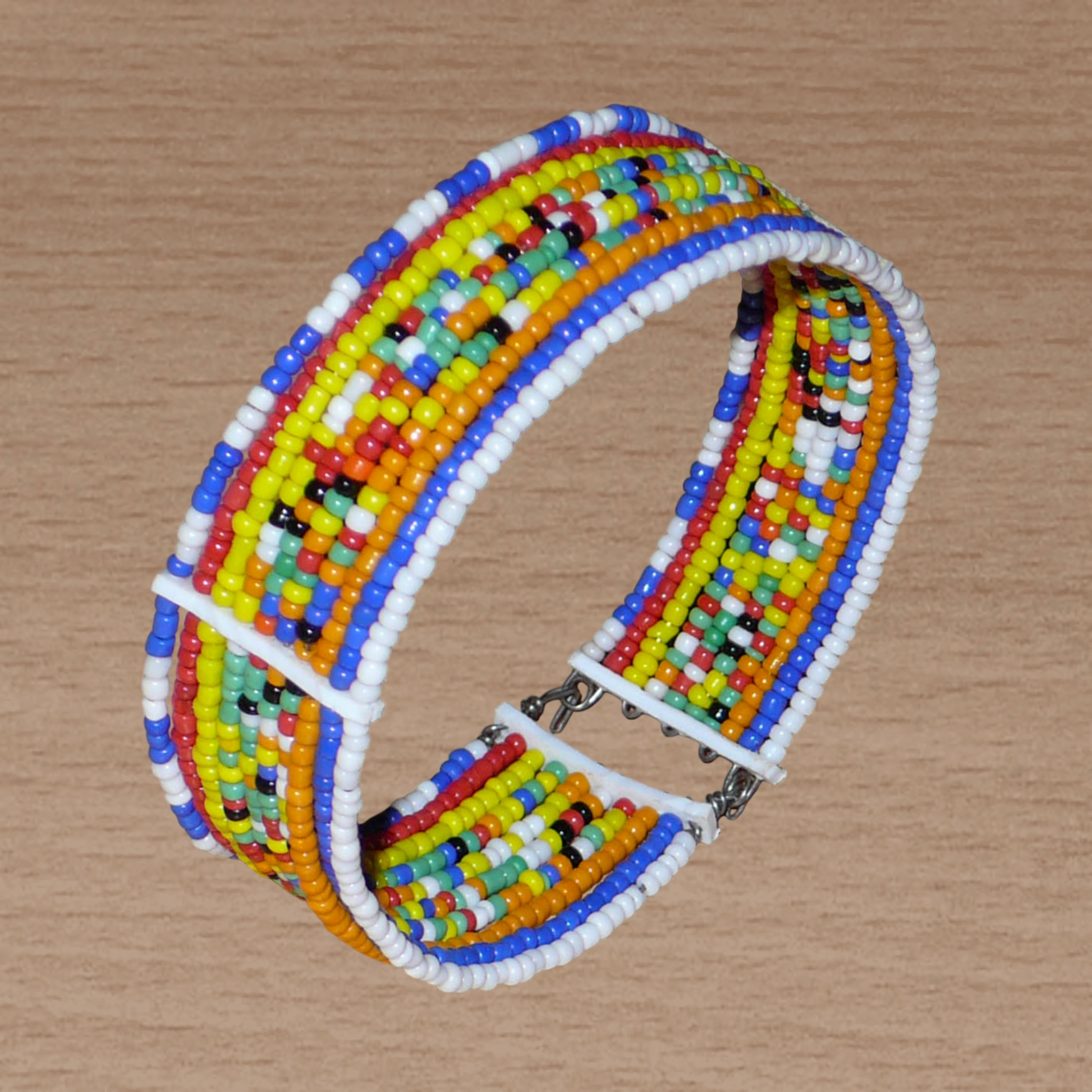 Bracelet africain Massai composé de dix rangées de perles multicolores enfilées sur des fils de fer fixés sur des charnières en plastique. Le bracelet se ferme avec deux crochets.