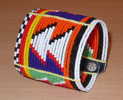 Bracelet africain traditionnel composé de 26 rangées de perles multicolores aux couleurs et motifs Massai glissées sur des fils de fer fixés sur des charnières en plastique.