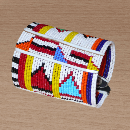 Bracelet africain multi-rangs à motifs ethniques traditionnels Massai composé de trente-six rangées de perles de rocaille blanches et multicolores.