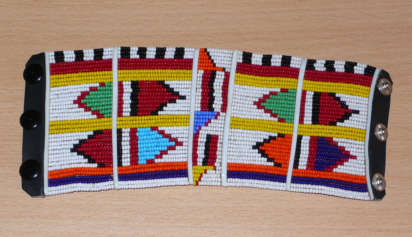 Bracelet africain multi-rangs à motifs ethniques traditionnels Massai composé de trente-six rangées de perles de rocaille blanches et multicolores.