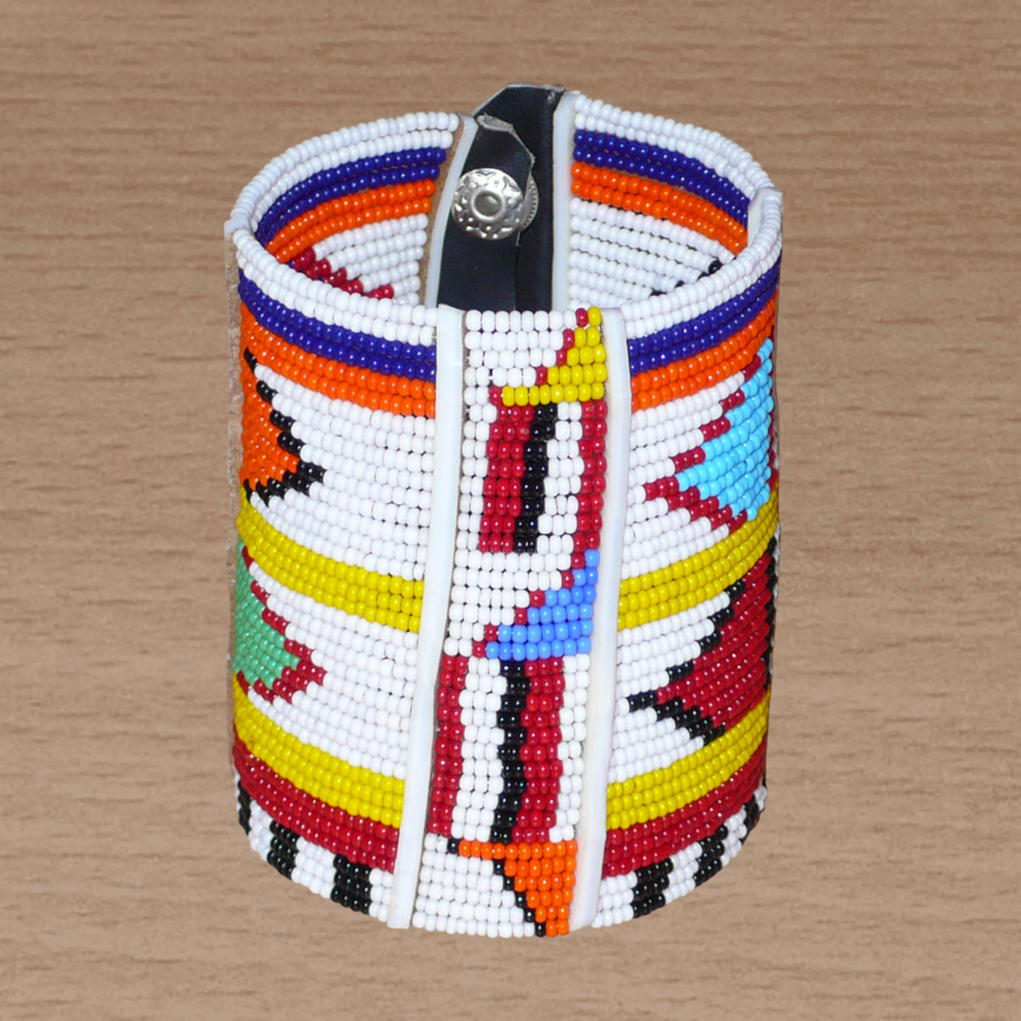 Bracelet africain multi-rangs à motifs ethniques traditionnels Massai composé de trente-six rangées de perles de rocaille blanches et multicolores.