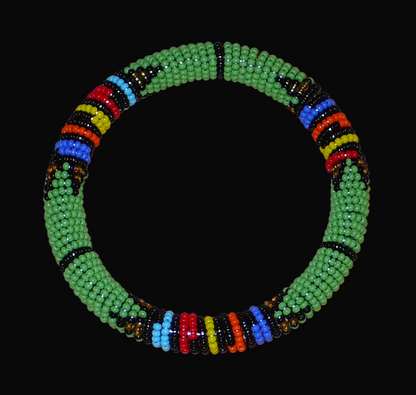 Bracelet africain tubulaire à motifs tribaux zoulous fait de perles de rocaille vertes et multicolores glissées sur du fils de nylon enroulé autour d'un tube en plastique.
Ce bracelet a une circonférence de 21 cm, un diamètre de 6.5 cm et une épaisseur de 1 cm.
Il peut être porté par une femme ou par un homme.