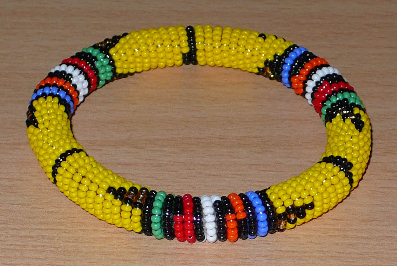 Bracelet sud-africain à motifs traditionnels zoulous composé d'un tissage de perles de rocaille jaunes et multicolores.