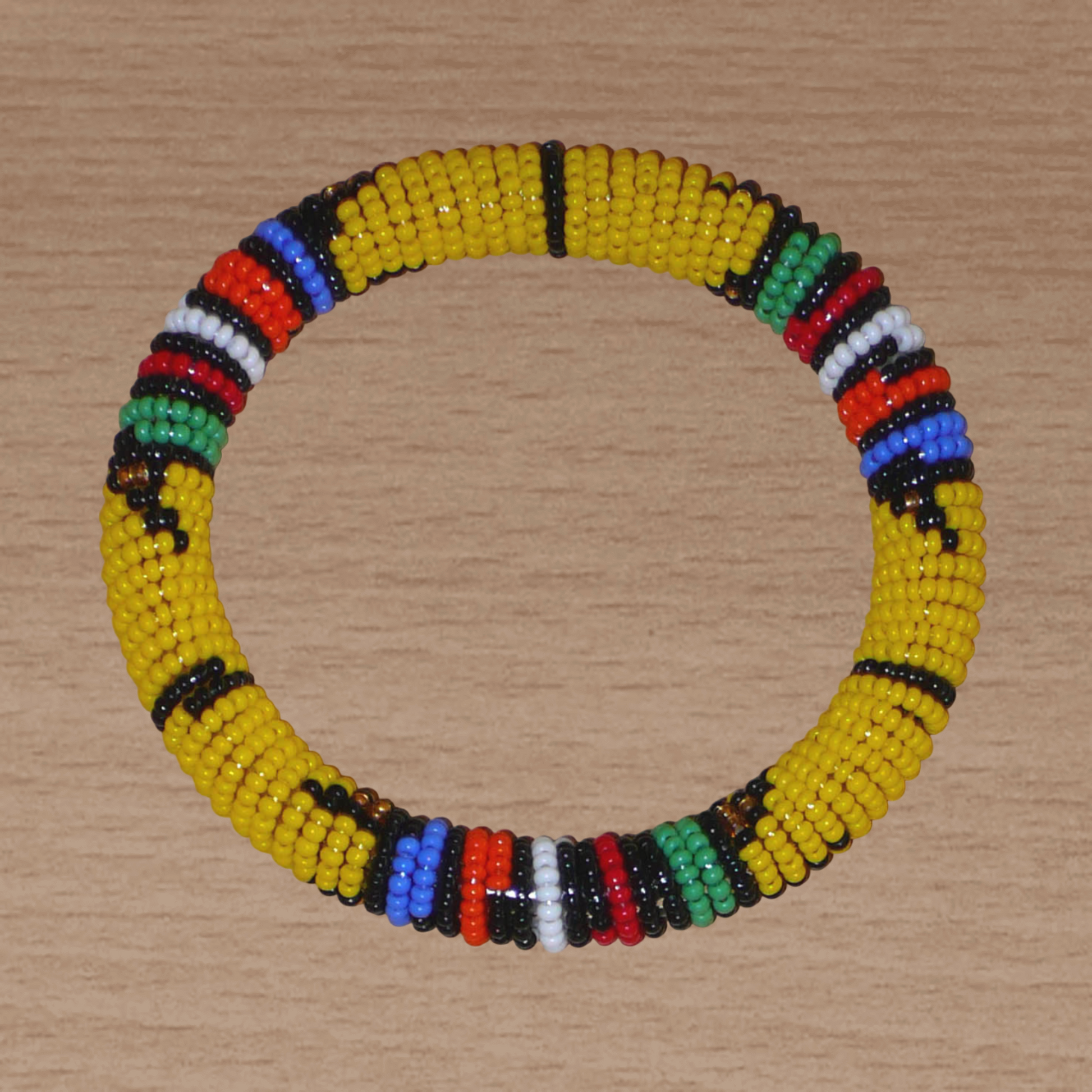 Bracelet sud-africain à motifs traditionnels zoulous composé d'un tissage de perles de rocaille jaunes et multicolores.