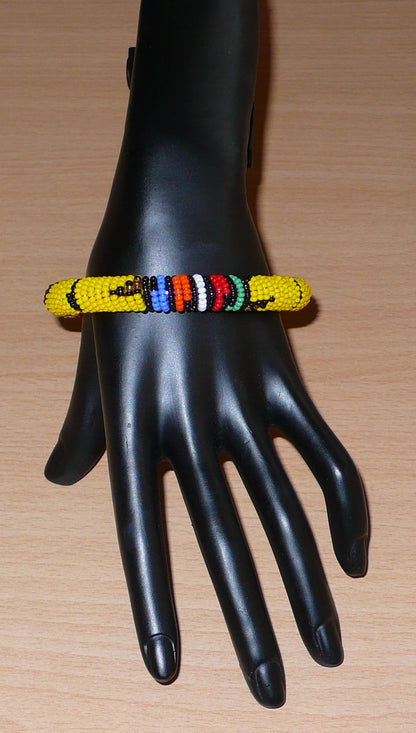 Bracelet sud-africain à motifs traditionnels zoulous composé d'un tissage de perles de rocaille jaunes et multicolores.