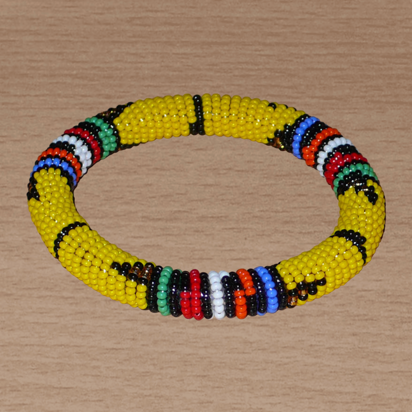 Bracelet sud-africain à motifs traditionnels zoulous composé d'un tissage de perles de rocaille jaunes et multicolores.