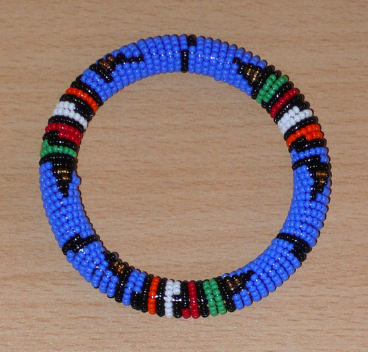 Bracelet africain tubulaire à motifs ethniques sud-africains composé de perles de rocaille bleues et multicolores enfilées sur des fils de nylon enroulés autour d'un tube en plastique.