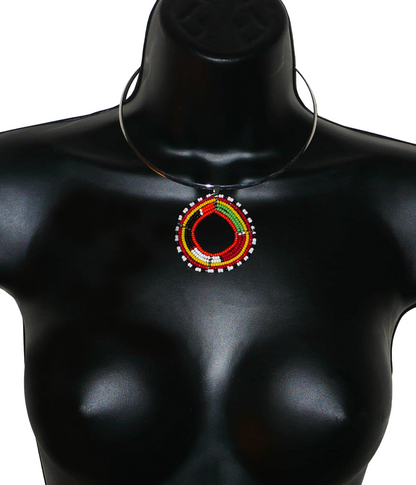 Collier ras de cou africain en laiton orné d'un médaillon Massai fait de perles de rocaille multicolores.