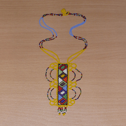 Collier africain jaune orné d'un long pendentif décoré de motifs ethniques zoulous multicolores composé de perles de rocaille. 