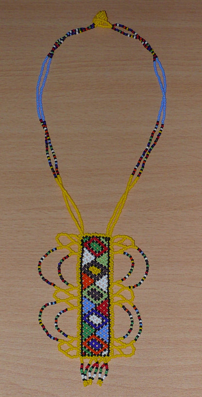 Collier africain jaune orné d'un long pendentif décoré de motifs ethniques zoulous multicolores composé de perles de rocaille. 