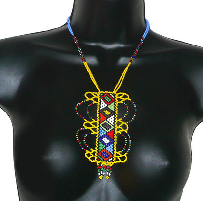 Collier africain jaune orné d'un long pendentif décoré de motifs ethniques zoulous multicolores composé de perles de rocaille. 