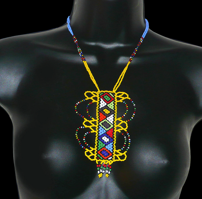 Collier africain jaune orné d'un long pendentif décoré de motifs ethniques zoulous multicolores composé de perles de rocaille. 