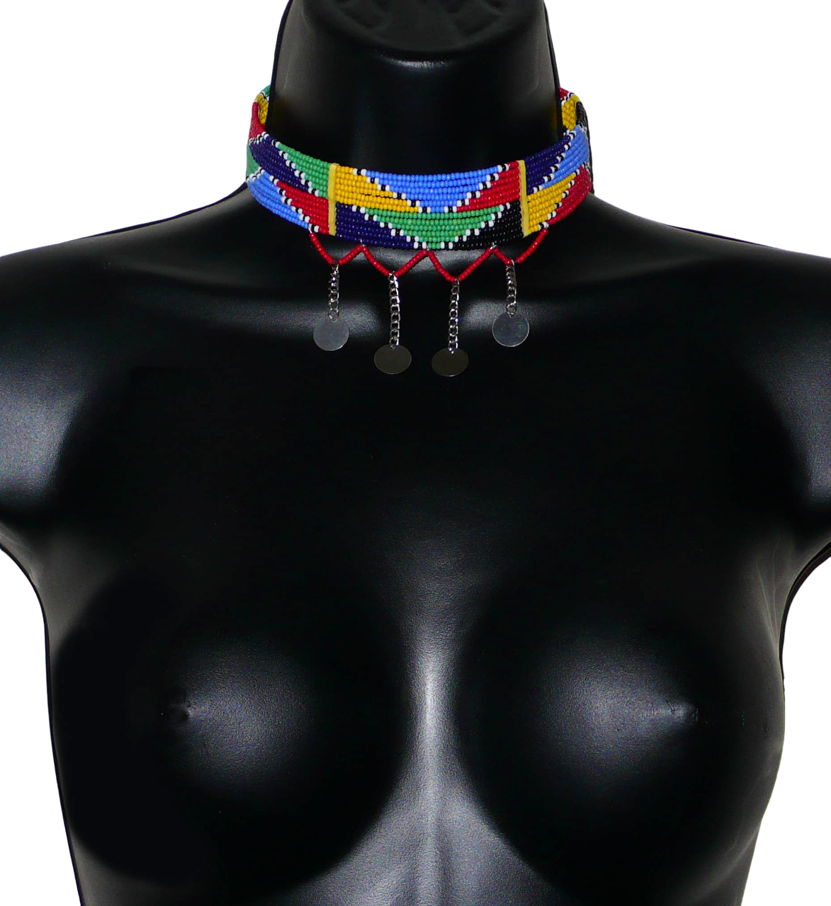 Collier ras de cou africain Massai composé de douze rangées de perles de rocaille multicolores enfilées sur des fils de fer insérés dans des charnières en plastique jaune. Le collier est décoré chaînettes prolongées de petits disques métalliques ; il se ferme avec un crochet.