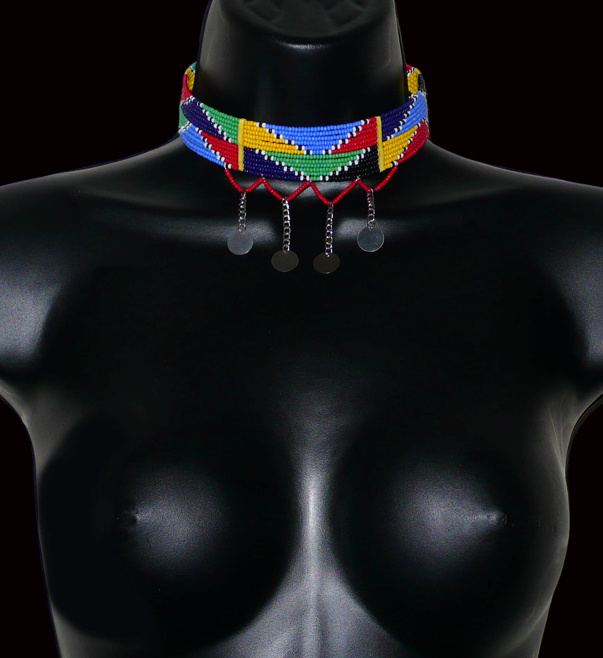 Collier ras de cou africain Massai composé de douze rangées de perles de rocaille multicolores enfilées sur des fils de fer insérés dans des charnières en plastique jaune. Le collier est décoré chaînettes prolongées de petits disques métalliques ; il se ferme avec un crochet.