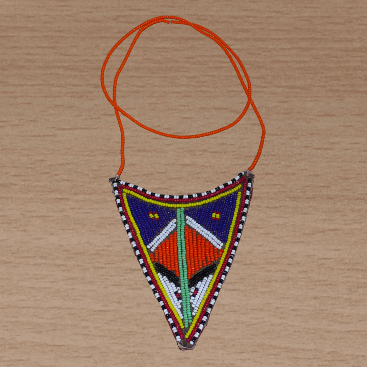 Long collier africain Massai orné d'un pendentif brodé de motifs ethniques en perles de rocaille multicolores.