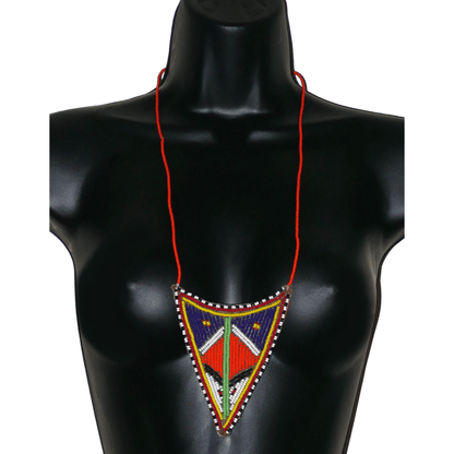 Long collier africain Massai orné d'un pendentif brodé de motifs ethniques en perles de rocaille multicolores.