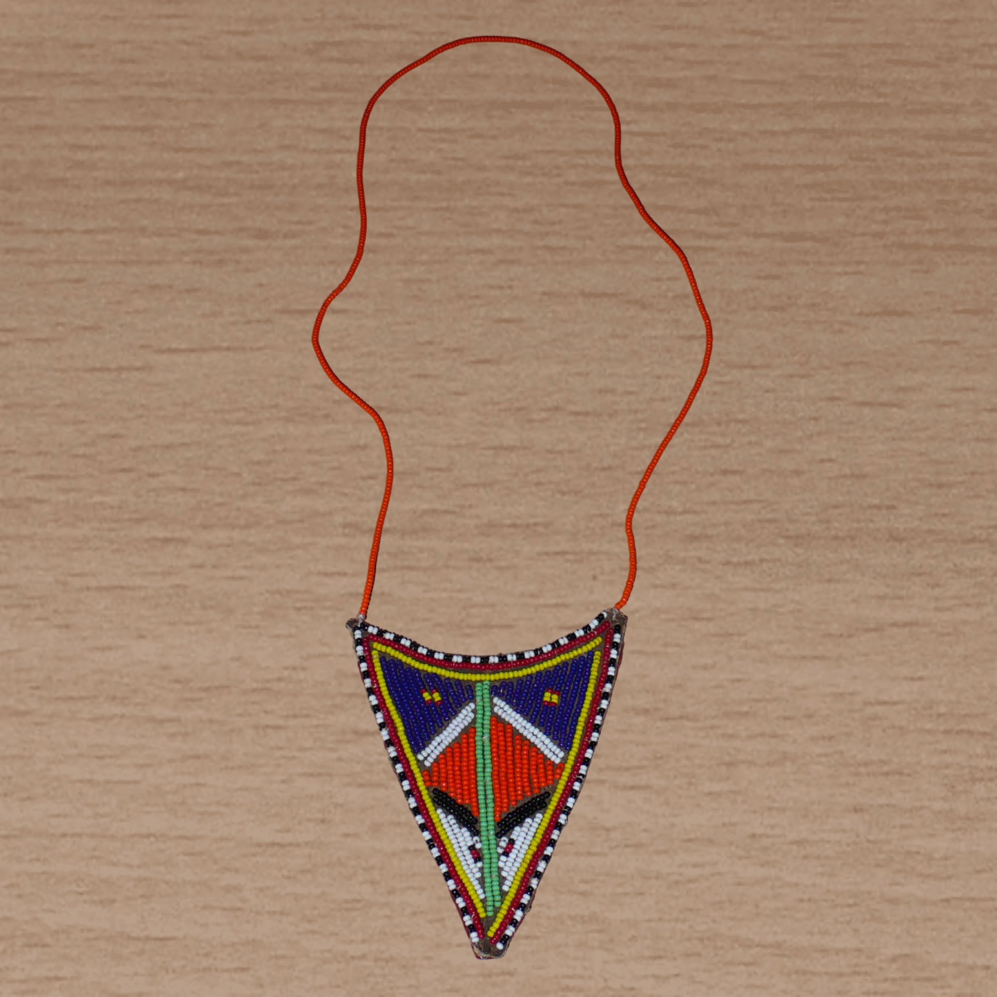 Long collier africain Massai orné d'un pendentif brodé de motifs ethniques en perles de rocaille multicolores.