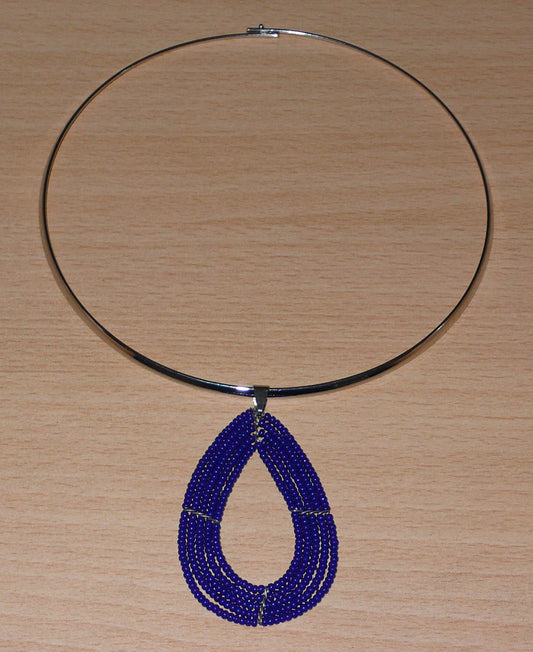 Collier ras de cou avec pendentif bleu marine