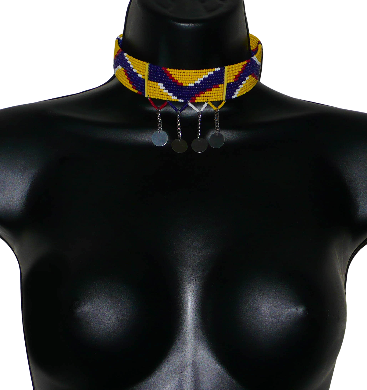 Collier ras de cou ethnique de tradition Massai fait de douze rangées de perles de rocaille jaunes, bleu foncé, rouges et blanches enfilées sur des fils de fer glissés dans des charnières en plastique jaune. Le collier est décoré chaînettes prolongées par des pastilles métalliques ; il se ferme avec un crochet.