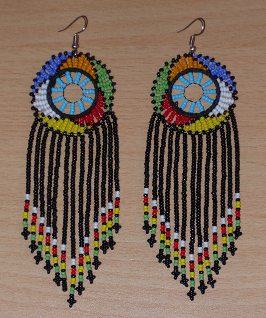 Longues boucles d'oreilles africaines pendantes noires et multicolores