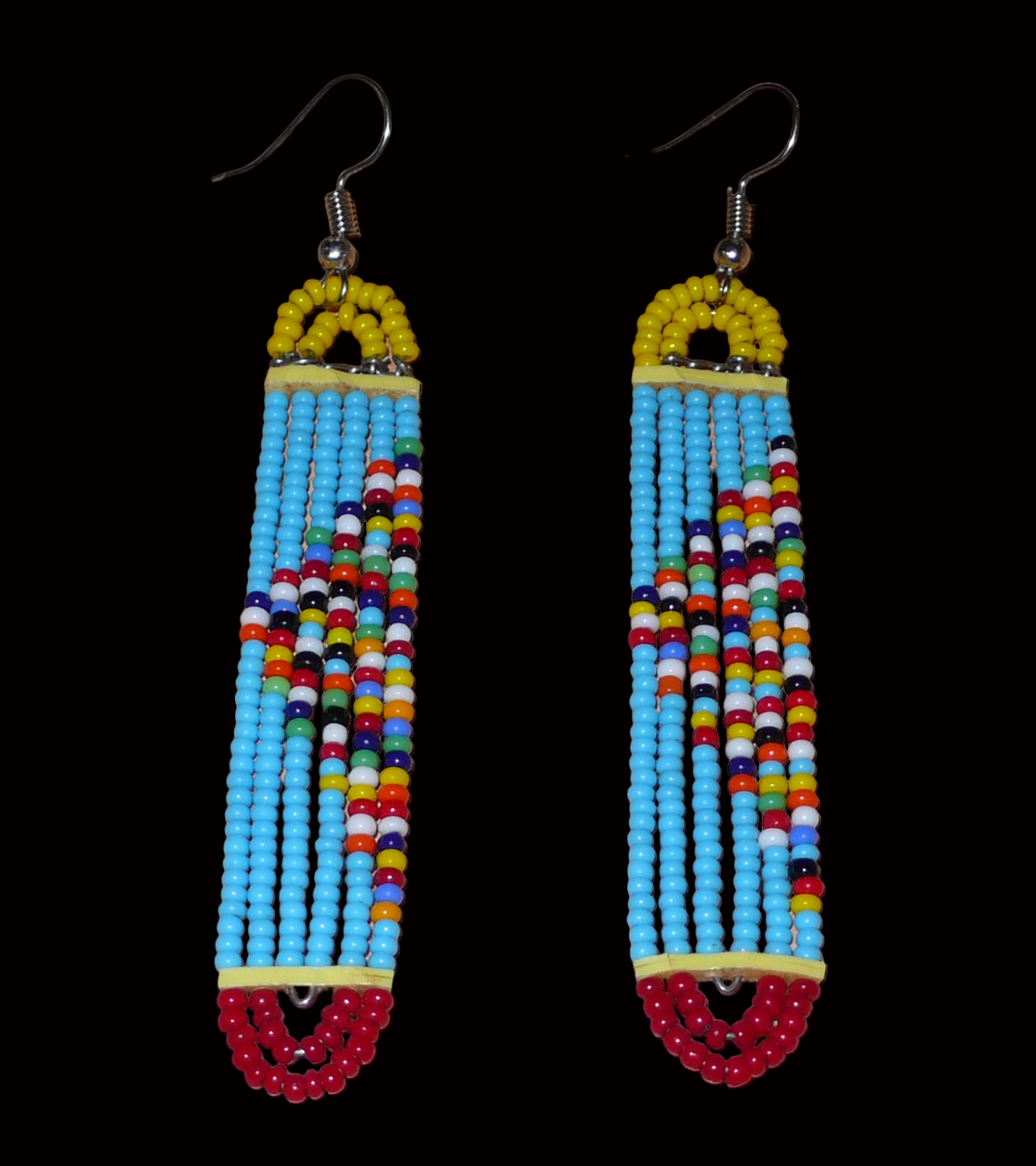 Longues boucles d'oreilles africaines à la mode kenyane composées de perles de rocaille bleu ciel, rouges, jaunes et multicolores montées sur six rangées de fils de fer en forme de rectangles aux extrémités arrondies. 

Ces boucles d'oreilles aux accents exotiques mesurent 9 cm de long et 1.5 cm de large ; elles se portent avec des crochets en acier inoxydable sur des oreilles percées.