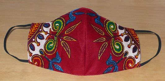 Masque facial en tissu africain bordeaux imprimé de motifs exotiques multicolores ; il se porte avec des élastiques. En vue d'un usage éco-responsable, il est lavable et réutilisable.
Ce masque textile aux accents ethniques chic mesure 21 cm de long, et 40 cm en comptant les élastiques ; il a une hauteur de 12 cm (du haut du nez jusqu'au menton) et une largeur sur les côtés de 7 cm.
Unisexe, il peut être porté par une femme ou par un homme.