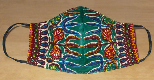 Masque textile africain à la coupe ajustée, cousu dans un tissu en coton à motifs ethniques, il se porte avec des élastiques. Pour une utilisation éco-responsable, il est lavable et réutilisable.

Ce masque pour homme aux accents afro chic mesure 21 cm de long, et 40 cm en comptant les élastiques ; il a une hauteur de 12 cm (du haut du nez jusqu'au menton) et une largeur sur les côtés de 7 cm.

Pour des raisons évidentes d'hygiène, les retours et les échanges de masques ne sont pas acceptés.