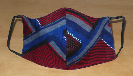 Masque facial pour homme en tissu africain en coton imprimé de motifs bordeaux, bleus, gris et noirs ; il se porte avec des élastiques. En vue d'une utilisation éco-responsable, ce masque est lavable et réutilisable.

Il mesure 21 cm de long, et 40 cm en comptant les élastiques ; avec une hauteur de 12 cm (du haut du nez jusqu'au menton) et une largeur sur les côtés de 8 cm.