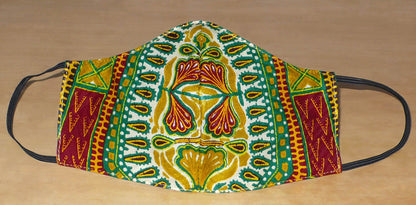 Masque facial textile ajusté, cousu dans un merveilleux tissu en coton à motifs africains ; il se porte avec des élastiques. Pour une utilisation eco-friendly, ce masque est lavable et réutilisable.

Ce masque aux accents afro-caribéens mesure 21 cm de long, et 40 cm en comptant les élastiques ; il a une hauteur de 12 cm (du haut du nez jusqu'au menton) et une largeur sur les côtés de 7 cm.