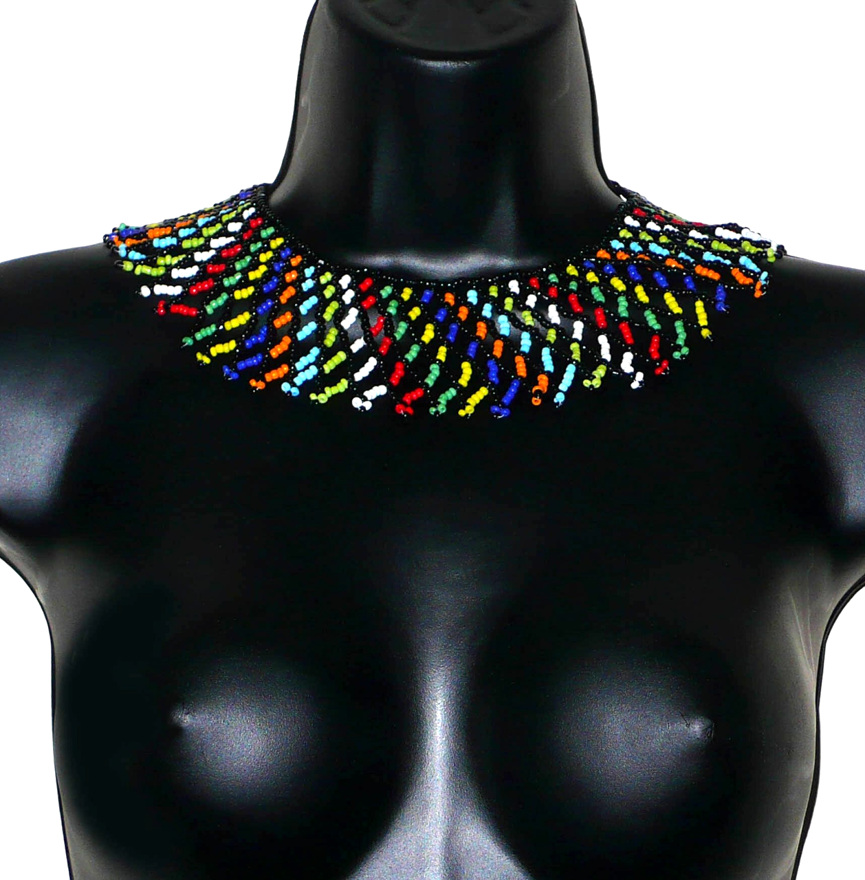 Collier africain zoulou traditionnel composé d'une dentelle de perles de rocaille noires et multicolores entrelacées. Le collier s'attache avec un fermoir à boule. Il mesure 18 cm de long en partant de la nuque jusqu'au bas du collier, la longueur de la chaîne autour du cou est de 44 cm et sa largeur de 5,5 cm.